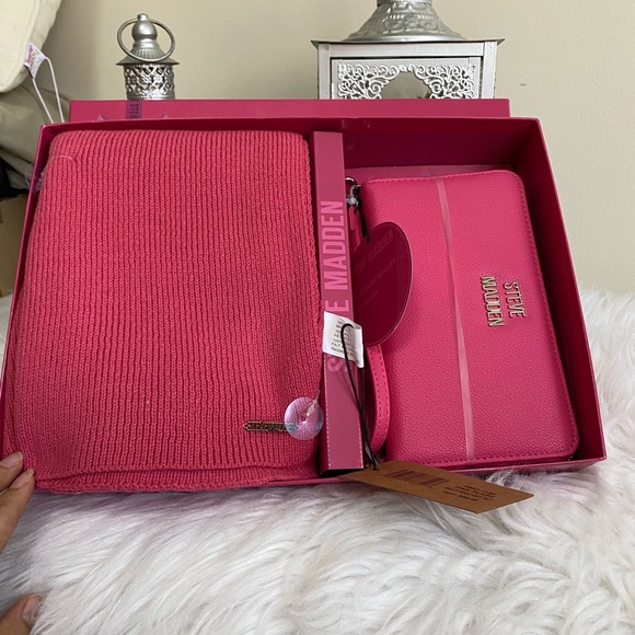 STEVE MADDEN PINK FLASH ZIP AROUND WALLET & KNIT SCARF - Picture 7 of 9